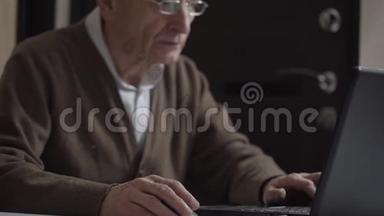 男人闲坐在笔记本电脑上寻找朋友